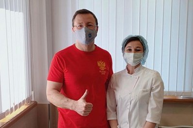 Губернатор Дмитрий Азаров прошел вакцинацию от COVID-19
