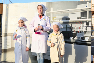 В честь Дня города многие сызранцы стали нефтяниками: СНПЗ представил необычную фотозону