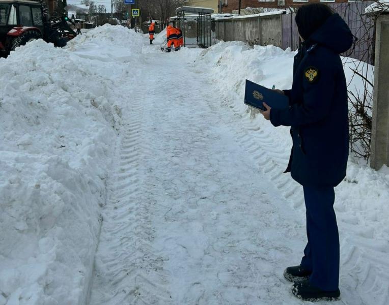 В Тольятти прокуратура заставила подрядчиков расчистить пешеходную дорожку от снега