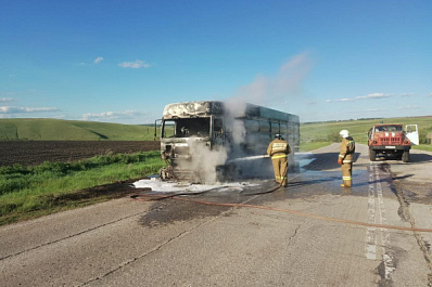 В Самарской области 23 мая на трассе загорелся грузовик с зерном