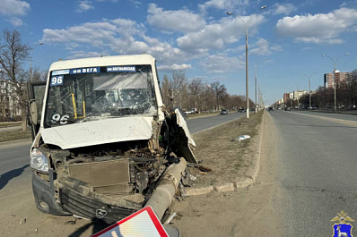 В Тольятти 29 марта микроавтобус снес фонарный столб