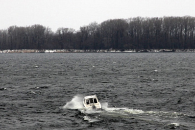 Самарские спасатели рассказали об особенностях плавания на моторных лодках и катерах осенью