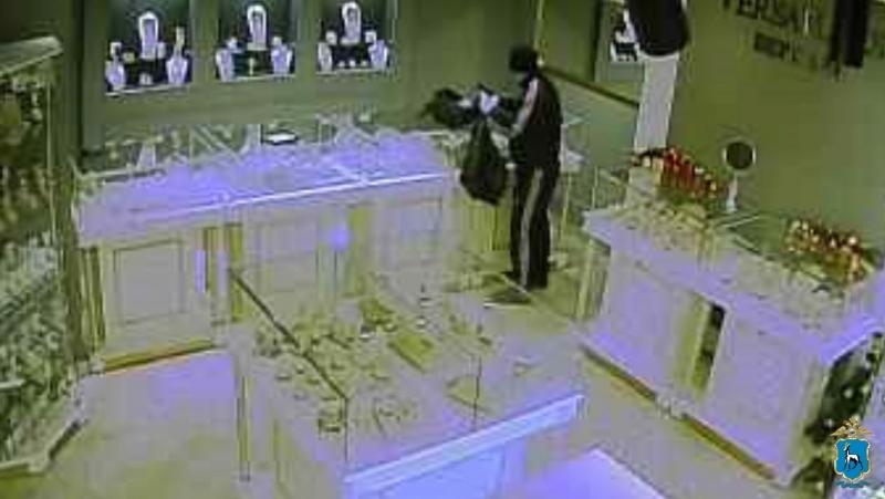 Парня будут судить за дерзкое ограбление ювелирного салона в Самаре