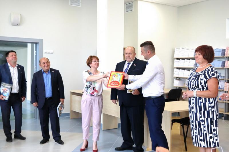 В Самаре дети получили более 200 книг от депутатов 
