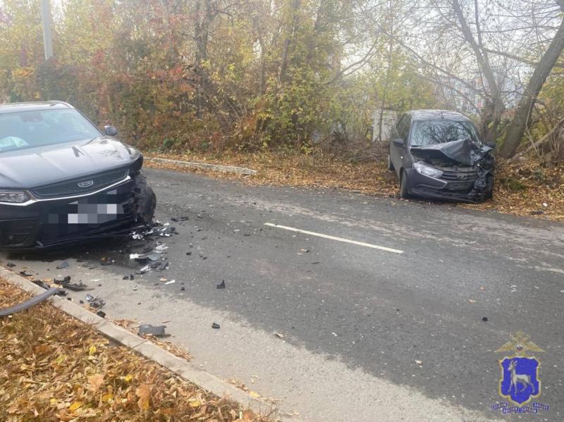 В Самаре на 5-й Просеке столкнулись Geely и LADA Granta