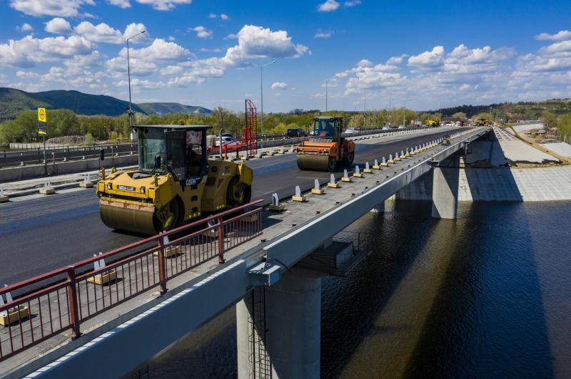 На новом мосту через реку Сок завершают асфальтирование дороги