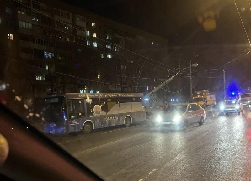 Автобус с 30 пассажирами снес столб на ул. Стара-Загора в Самаре