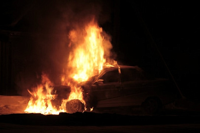 В Тольятти 26 мая восемь пожарных тушили горящую "десятку"  