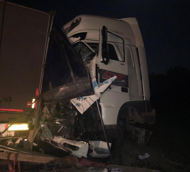 В Самарской области на встречке столкнулись автоцистерна и фура: есть пострадавший