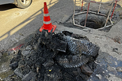 Покрышки и кирпичи забили линию водоотведения на пр. Карла Маркса в Самаре
