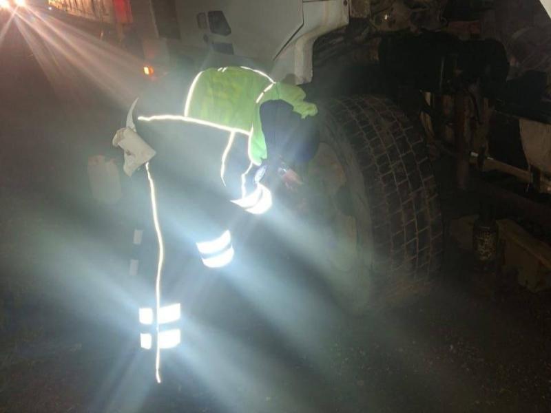 На трассе в Самарской области у водителя фуры лопнуло колесо