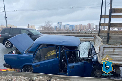 В Самаре 22-летний водитель "семерки" врезался в микроавтобус