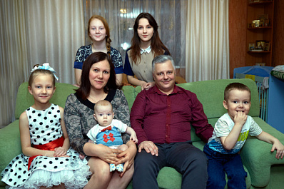 Семейные ценности Репиных: многодетный отец приобщает своих детей к культуре и добру