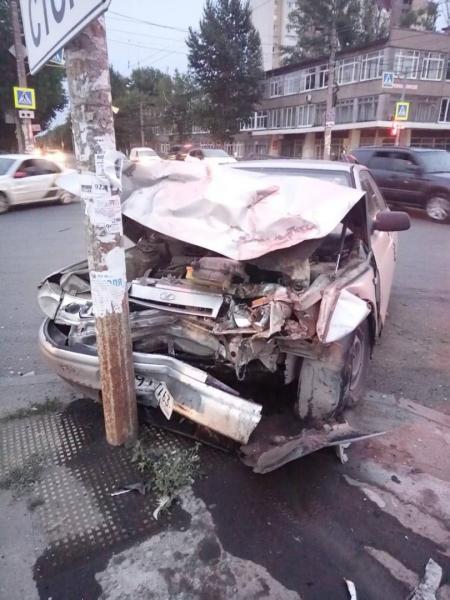 В Самаре машина влетела в столб после аварии с "Вестой"