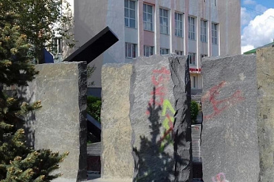 В Октябрьске вандалы изуродовали мемориал павшим героям войны