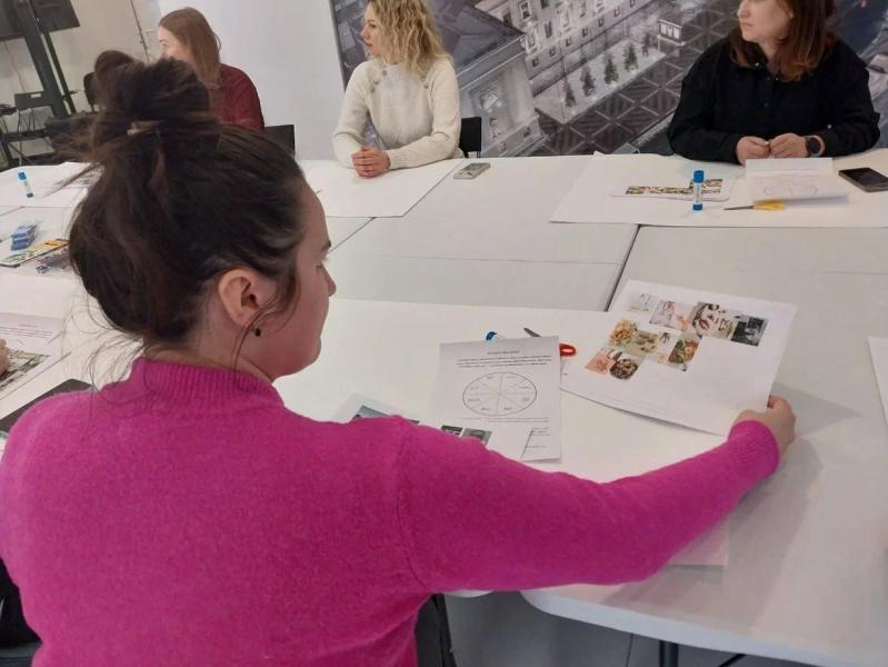 "Хочу справиться с тревогой": матери и жены участников СВО встретились с психологом