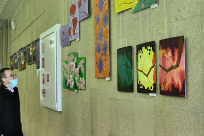 В Москве презентовали работы тольяттинского художника, который остался без рук после аварии