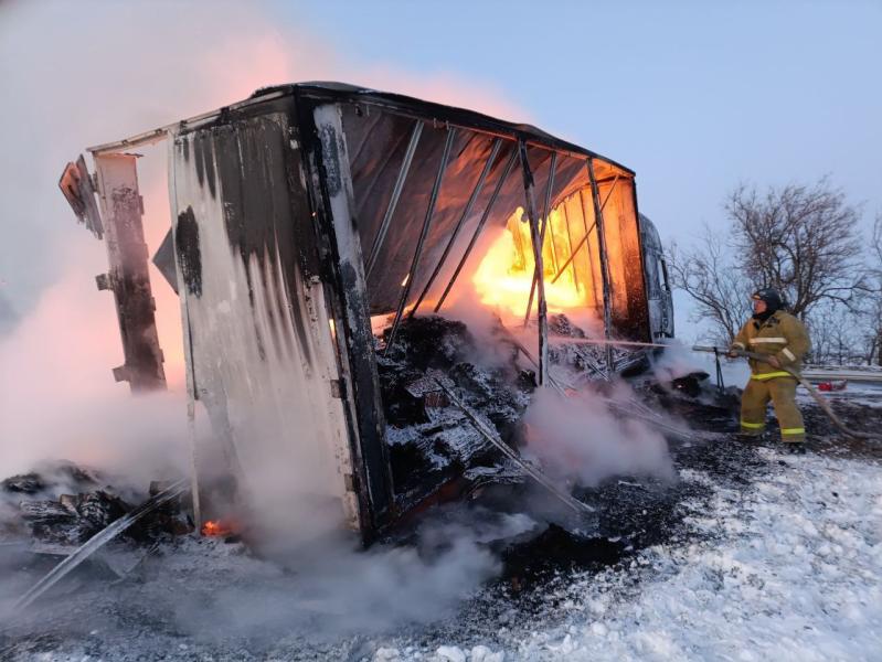 В Самарской области 19 февраля на трассе сгорела фура с картонными коробками