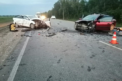 В лобовом столкновении автомобилей в Самарской области погиб водитель