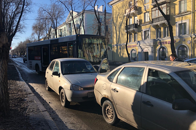 Рядом со школой в Самаре автобус устроил массовую аварию