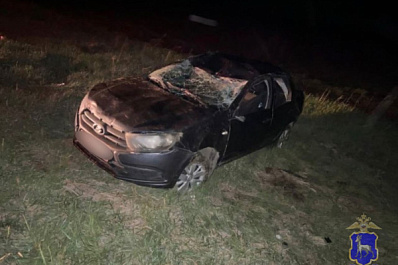 В Самарской области водитель попал в больницу после опрокидывания машины на трассе