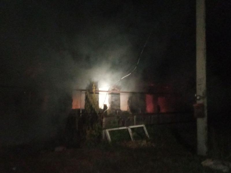 В Самарской области ночью 11 августа огонь уничтожил частный дом и машину