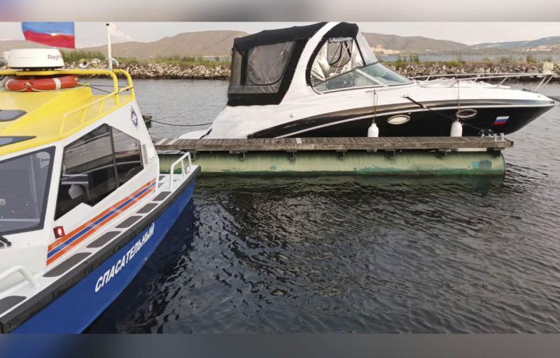 В Самарской области мужчинам на яхте понадобилась помощь спасателей