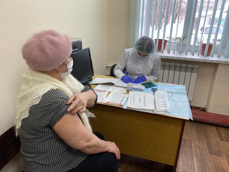 Жители Кинеля могут пройти вакцинацию в центральной библиотеке города