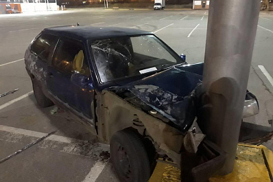 В Тольятти 16-летний парень на восьмерке врезался в столб на пустой парковке