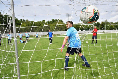 Правительство Самарской области сыграло в футбол с ветеранами "Крыльев Советов"