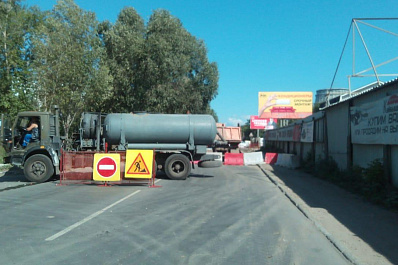 Из-за дыры в асфальте на Алма-Атинской в Самаре изменено движение транспорта