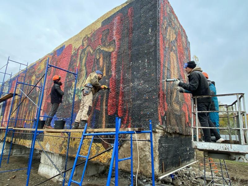Реставрацию мозаичной стелы "Радость труда" в Тольятти планируют завершить осенью 2023 года