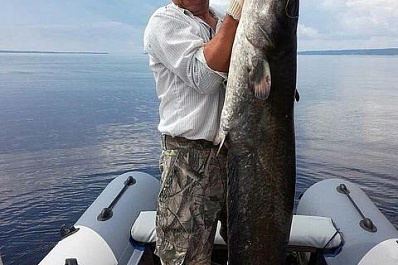 Двухметрового сома поймали рыбаки на Волге под Сызранью