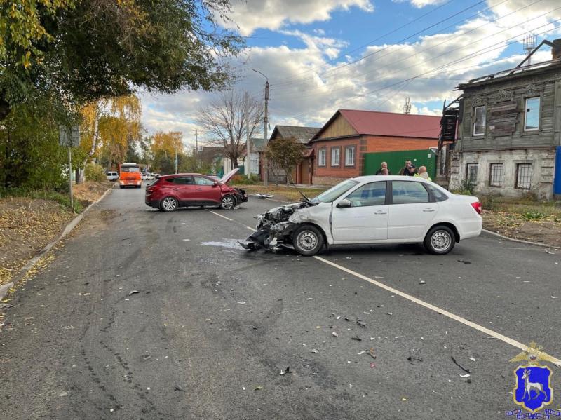Трое пострадали: в Самаре водитель на Suzuki врезался в столб