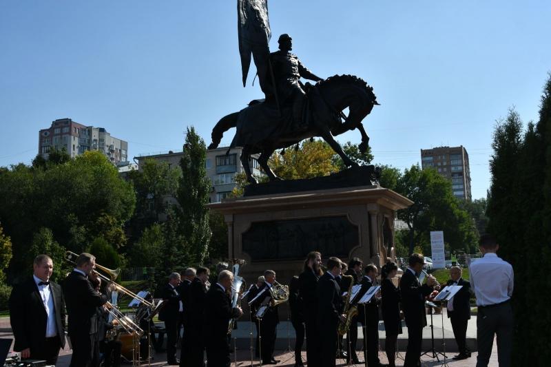 Дмитрий Азаров возложил цветы к памятнику Григорию Засекину