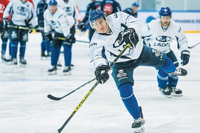 Хоккейная "Лада" провела первую ледовую тренировку 
