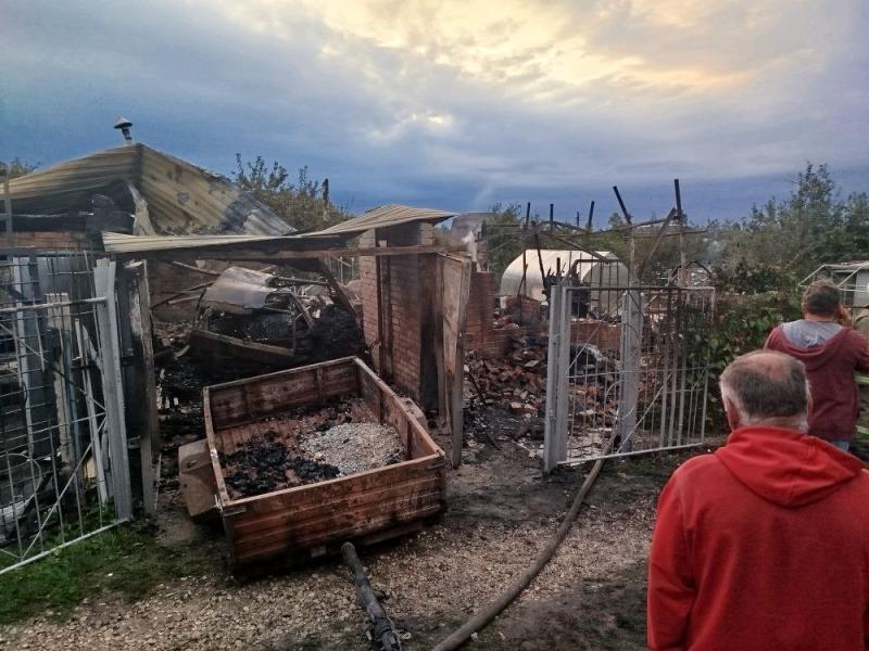 В Самарской области три человека погибли в ночном пожаре на даче