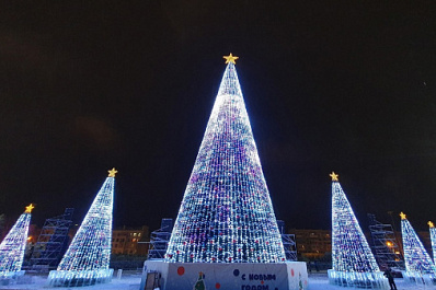 На площади Куйбышева установили семь новогодних ёлок с медиагирляндами