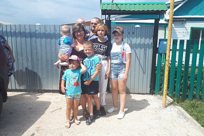 В Самарской области многодетная семья с близнецами получила помощь от государства