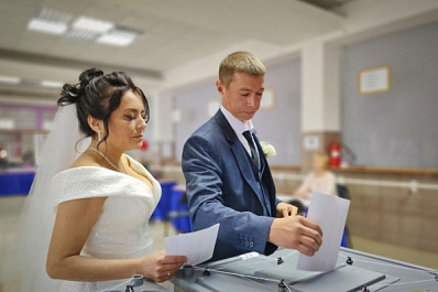 В день свадьбы молодожены из Самарской области посетили избирательный участок