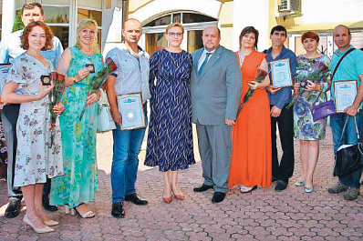 Пять семей из Самары получили медали "За заслуги в воспитании детей"