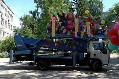 Особые клоуны поздравили пациентов областной больницы с Днем защиты детей