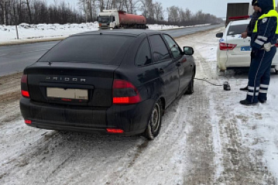 В Самарской области сотрудники ГИБДД помогли водителю заменить колесо