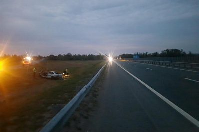 В Самарской области иномарка снесла дорожный знак и перевернулась