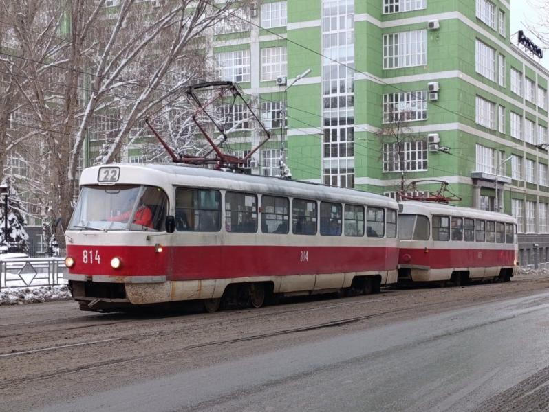 Самарцев в трамваях и троллейбусах встречают Дед Мороз и Снегурочка  