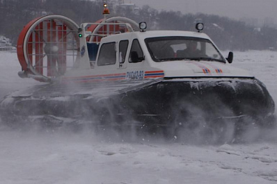 Под Самарой на Волге перевернулось судно на воздушной подушке 4 апреля 2022 года