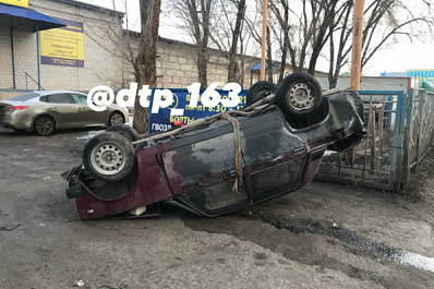 Врезался в ограждение: в Самаре на Товарной перевернулся автомобиль