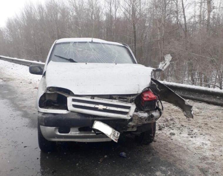 В Самарской области водитель "Шевроле" на встречке попал под колёса грузовика