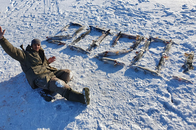 Рыбаки из Самары выложили из пойманных щук поздравление с Новым годом