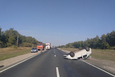 На М5 КамАЗ протаранил Renault, перевернув легковушку вверх колёсами